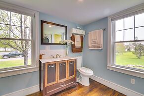 Rockland Home w/ Deck 5 Mins to Historic Downtown!