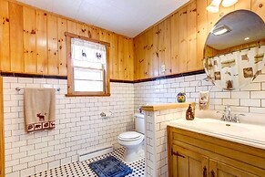 Cozy Echo Lake Cabin Near Snowmobiling Trail!