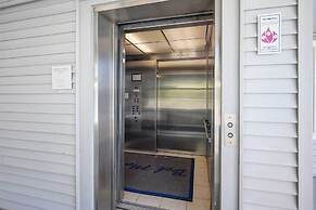 Ocean City Condo: Spacious Balcony, Walk to Beach!