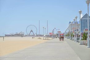 Ocean City Condo: Spacious Balcony, Walk to Beach!