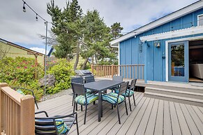 House w/ Hot Tub & Deck - Walk to Seaside Beach!