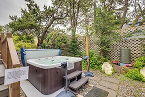 House w/ Hot Tub & Deck - Walk to Seaside Beach!