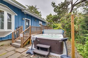 House w/ Hot Tub & Deck - Walk to Seaside Beach!