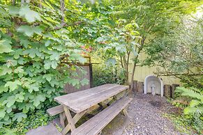 House w/ Hot Tub & Deck - Walk to Seaside Beach!