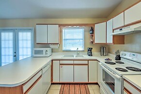 Screened Porch + Pool Access: Cozy Sebring Condo