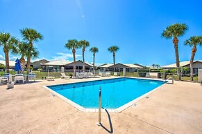 Screened Porch + Pool Access: Cozy Sebring Condo