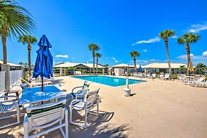 Screened Porch + Pool Access: Cozy Sebring Condo