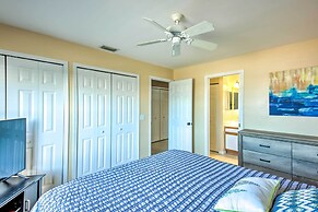 Screened Porch + Pool Access: Cozy Sebring Condo