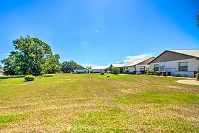 Screened Porch + Pool Access: Cozy Sebring Condo