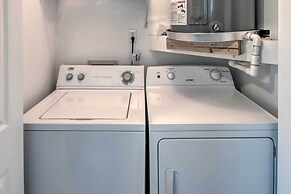 Screened Porch + Pool Access: Cozy Sebring Condo