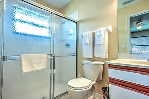 Screened Porch + Pool Access: Cozy Sebring Condo