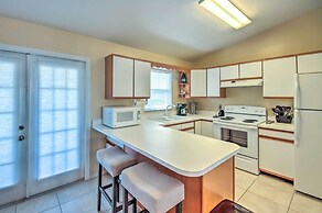 Screened Porch + Pool Access: Cozy Sebring Condo