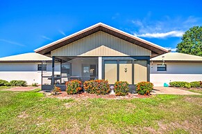 Screened Porch + Pool Access: Cozy Sebring Condo