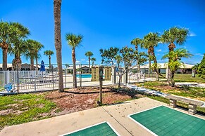 Screened Porch + Pool Access: Cozy Sebring Condo