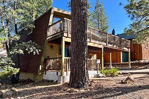 Pet-friendly Cottage, Walk From Big Bear Village!
