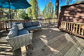 Pet-friendly Cottage, Walk From Big Bear Village!
