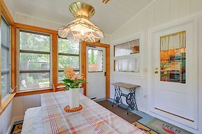 Walk to Beach: Long Island Wine Country Home!