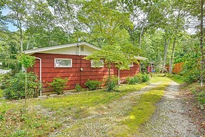 Walk to Beach: Long Island Wine Country Home!