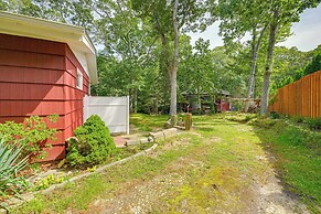 Walk to Beach: Long Island Wine Country Home!