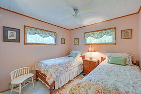 Walk to Beach: Long Island Wine Country Home!