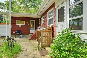 Walk to Beach: Long Island Wine Country Home!