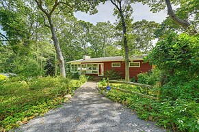 Walk to Beach: Long Island Wine Country Home!