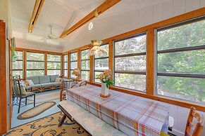 Walk to Beach: Long Island Wine Country Home!