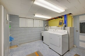 Walk to Beach: Long Island Wine Country Home!