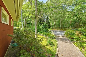 Walk to Beach: Long Island Wine Country Home!