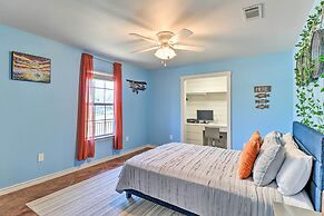 Charming Burnet Cottage w/ Lake View + Porch!