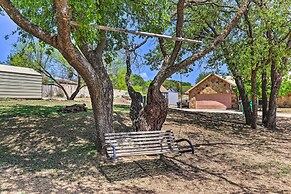 Charming Burnet Cottage w/ Lake View + Porch!