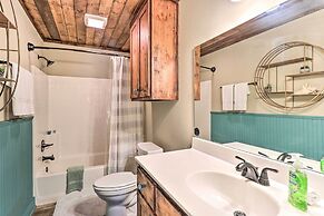 Charming Burnet Cottage w/ Lake View + Porch!