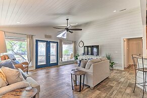 Charming Burnet Cottage w/ Lake View + Porch!