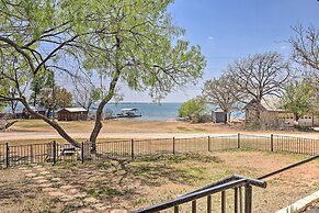 Charming Burnet Cottage w/ Lake View + Porch!