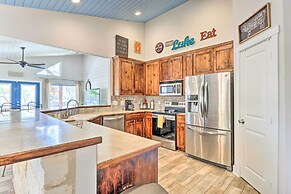 Charming Burnet Cottage w/ Lake View + Porch!