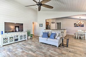 Charming Burnet Cottage w/ Lake View + Porch!