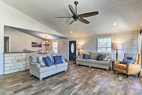 Charming Burnet Cottage w/ Lake View + Porch!