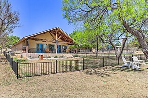 Charming Burnet Cottage w/ Lake View + Porch!
