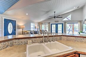 Charming Burnet Cottage w/ Lake View + Porch!