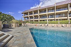 Downtown Kona Condo w/ Pool Access: Walk to Beach!