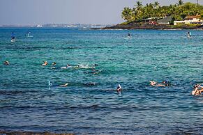 Downtown Kona Condo w/ Pool Access: Walk to Beach!