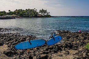 Downtown Kona Condo w/ Pool Access: Walk to Beach!
