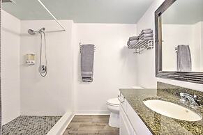 Downtown Kona Condo w/ Pool Access: Walk to Beach!