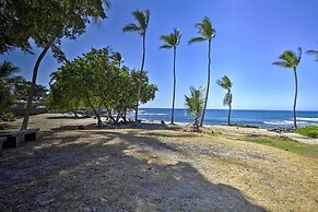 Downtown Kona Condo w/ Pool Access: Walk to Beach!