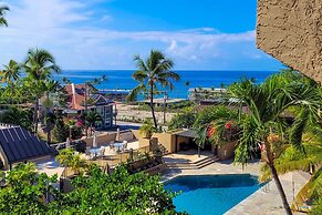 Downtown Kona Condo w/ Pool Access: Walk to Beach!