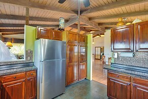 Kailua-kona Coastal Refuge w/ Lanai + Ocean Views!
