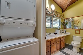 Kailua-kona Coastal Refuge w/ Lanai + Ocean Views!