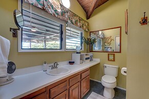 Kailua-kona Coastal Refuge w/ Lanai + Ocean Views!