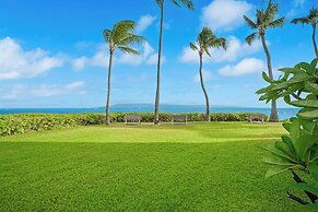 Oceanfront Condo w/ Pool & Grills in Molokai!