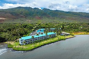 Oceanfront Condo w/ Pool & Grills in Molokai!